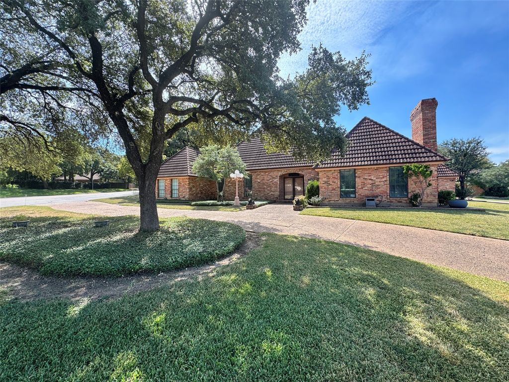 700 Highwoods Trail, Fort Worth, TX 76112