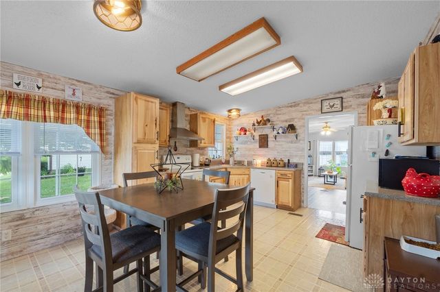136 South Point, Fairborn, OH 45324
