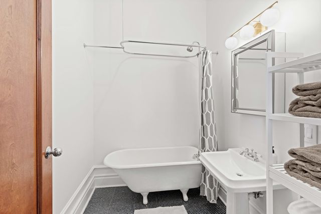 1400 W Chestnut Street 1, Chicago, IL 60642