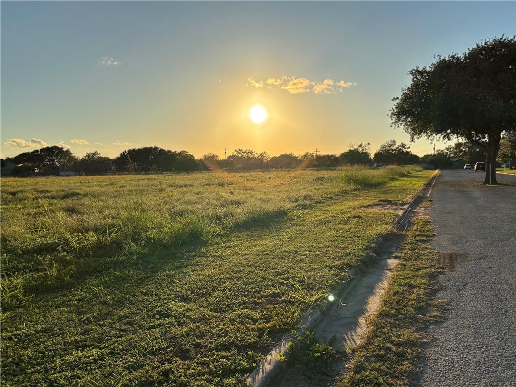 302 W Fannin St, Refugio, TX 78377 — photo 2