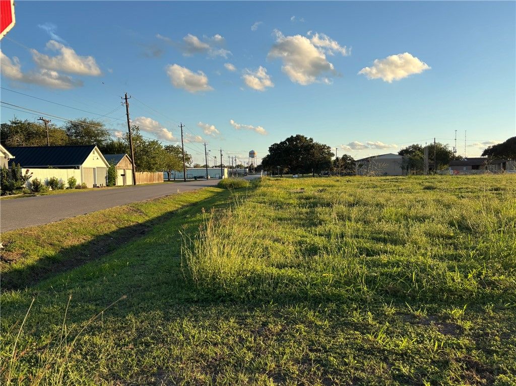 302 W Fannin St, Refugio, TX 78377 — photo 3