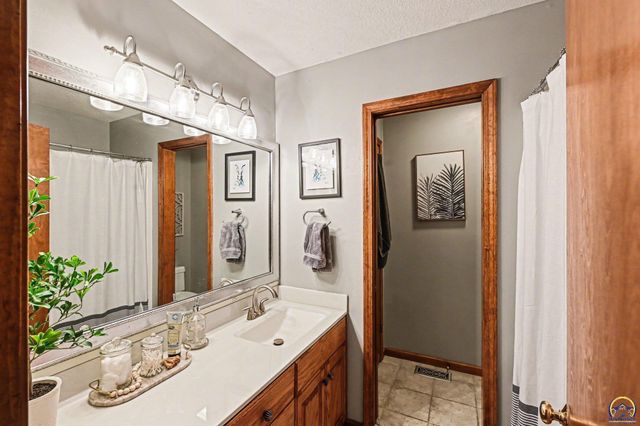 6033 SW 39th ST, Topeka, KS 66610