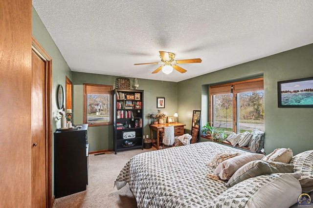 6033 SW 39th ST, Topeka, KS 66610