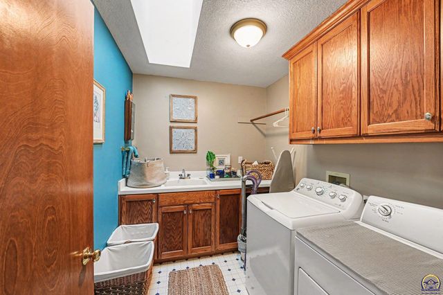 6033 SW 39th ST, Topeka, KS 66610