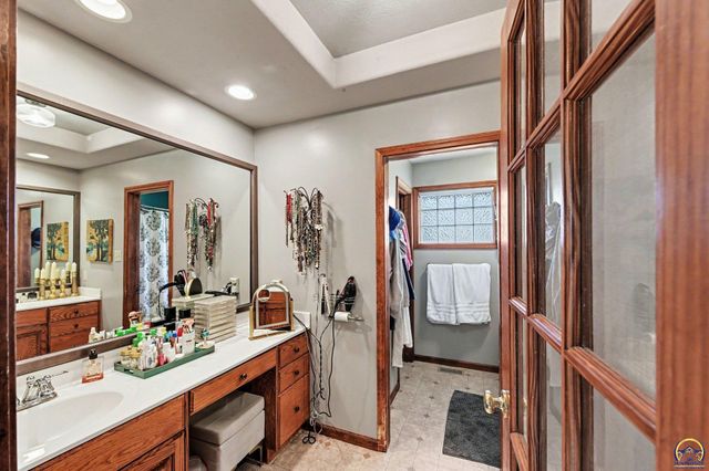 6033 SW 39th ST, Topeka, KS 66610