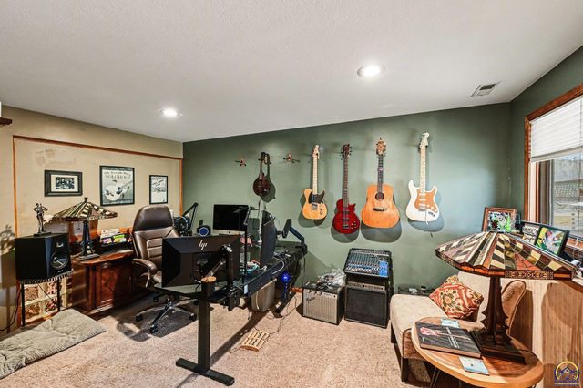 6033 SW 39th ST, Topeka, KS 66610