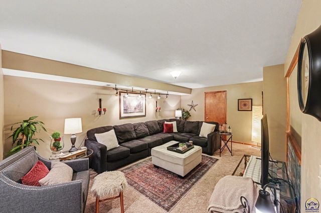 6033 SW 39th ST, Topeka, KS 66610