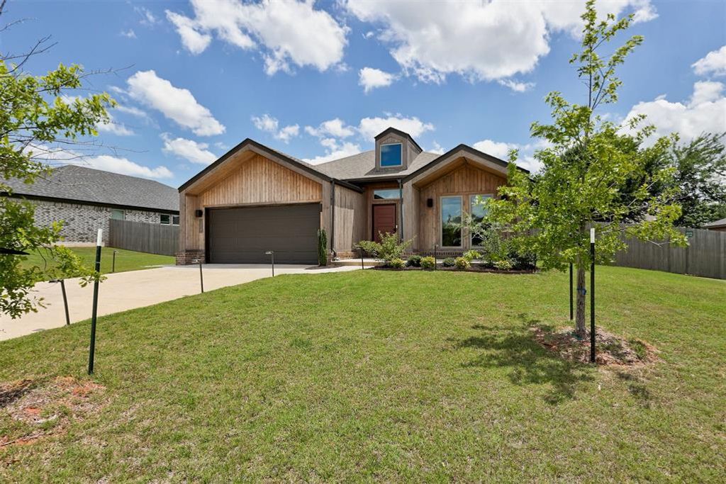 Image 2 of property listing at 324 Megan Court, Blanchard, OK 73010