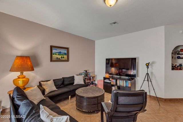 1999 W Bramburgh Court, Tucson, AZ 85713