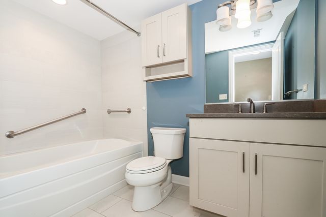 6 Sugar Maple Court, Lake In The Hills, IL 60156