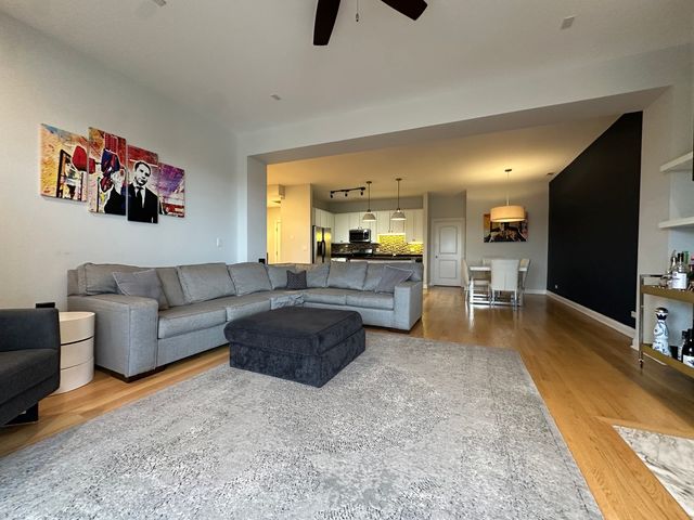 2402 W McLEAN Avenue 301, Chicago, IL 60647