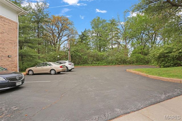 11920 Old Ballas Road 205, Creve Coeur, MO 63141