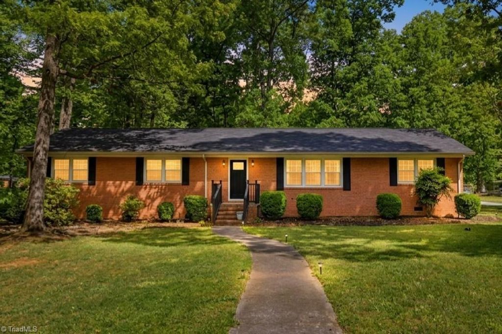 504 N Greenbriar Street, Liberty, NC 27298
