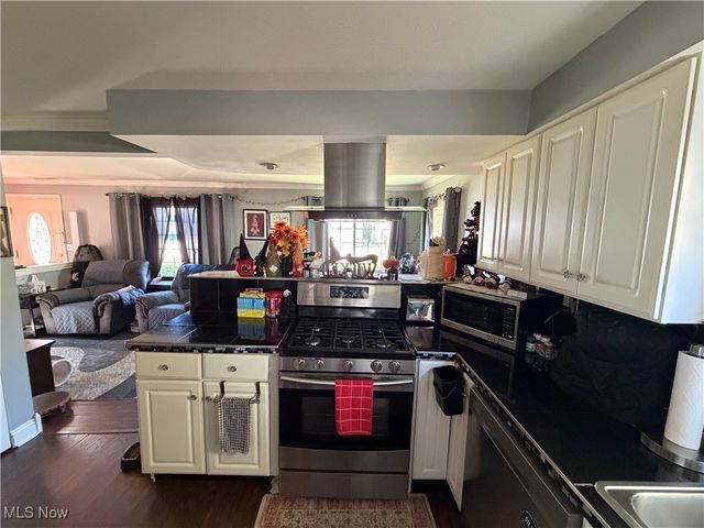 147 Courtland, Eastlake, OH 44095