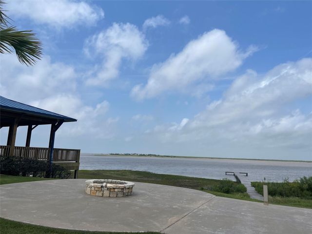3050 Coastal Springs Loop, Palacios, TX 77465