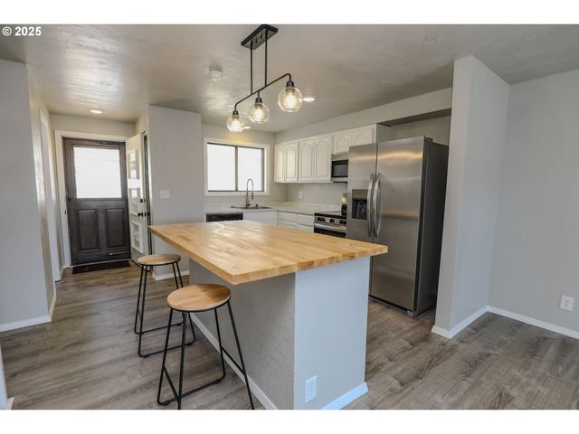 11 Nw MOUNTAIN VIEW Dr, Roseburg, OR 97471