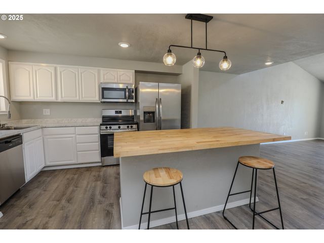 11 Nw MOUNTAIN VIEW Dr, Roseburg, OR 97471