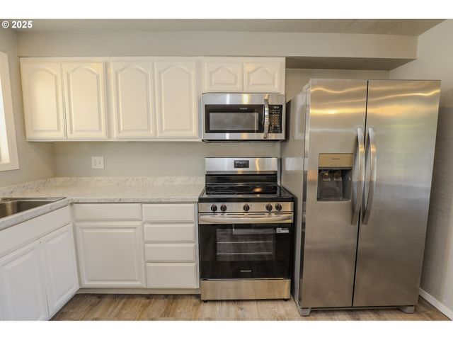 11 Nw MOUNTAIN VIEW Dr, Roseburg, OR 97471
