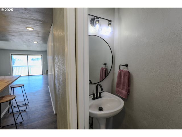 11 Nw MOUNTAIN VIEW Dr, Roseburg, OR 97471