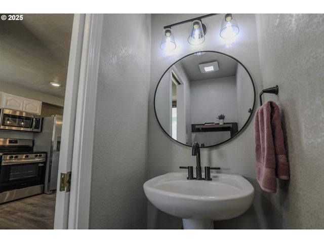 11 Nw MOUNTAIN VIEW Dr, Roseburg, OR 97471
