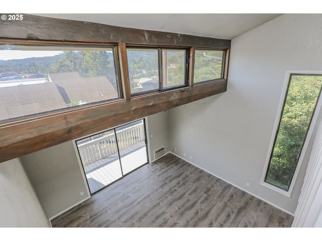 11 Nw MOUNTAIN VIEW Dr, Roseburg, OR 97471