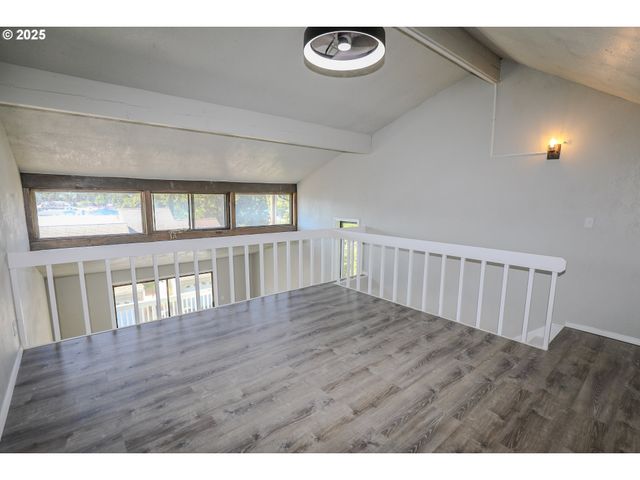 11 Nw MOUNTAIN VIEW Dr, Roseburg, OR 97471