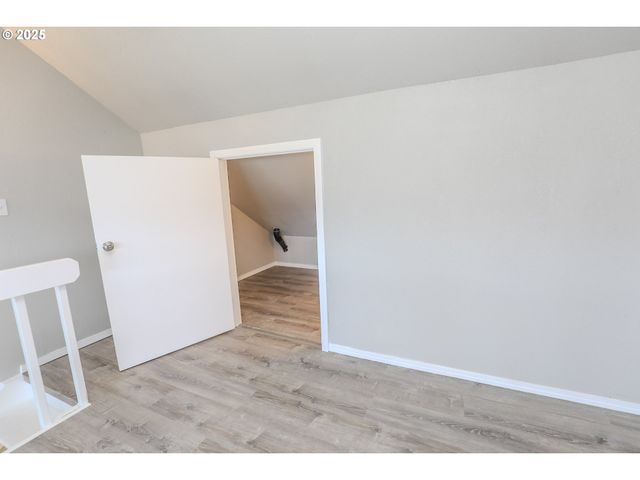 11 Nw MOUNTAIN VIEW Dr, Roseburg, OR 97471