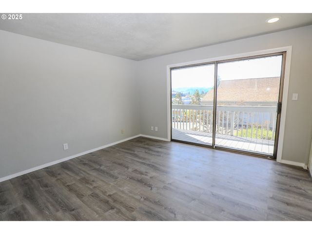11 Nw MOUNTAIN VIEW Dr, Roseburg, OR 97471
