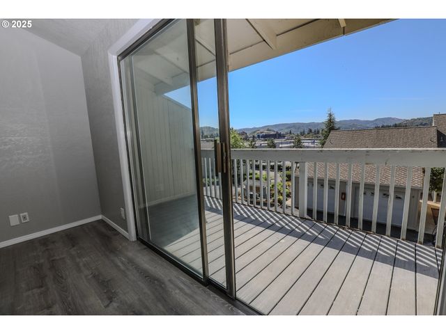 11 Nw MOUNTAIN VIEW Dr, Roseburg, OR 97471