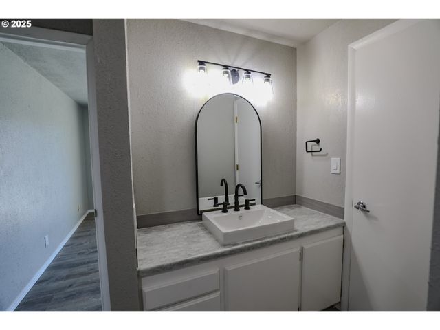 11 Nw MOUNTAIN VIEW Dr, Roseburg, OR 97471