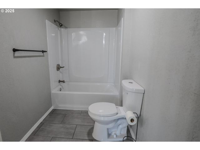 11 Nw MOUNTAIN VIEW Dr, Roseburg, OR 97471
