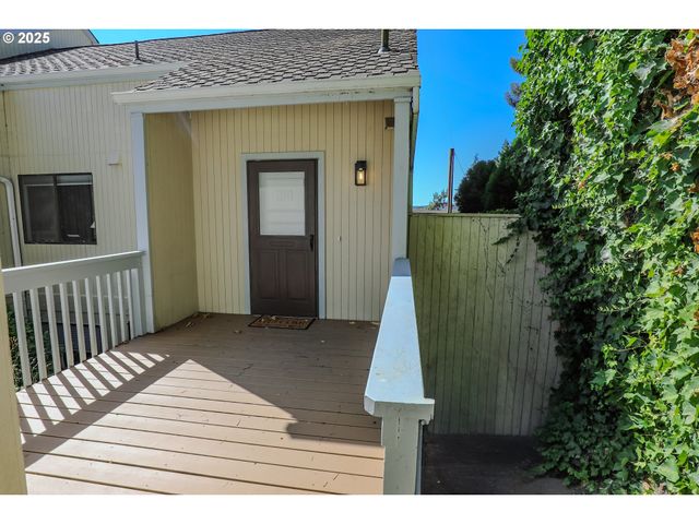 11 Nw MOUNTAIN VIEW Dr, Roseburg, OR 97471