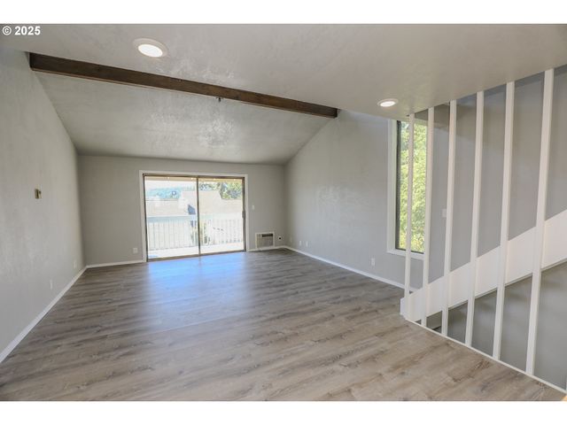 11 Nw MOUNTAIN VIEW Dr, Roseburg, OR 97471