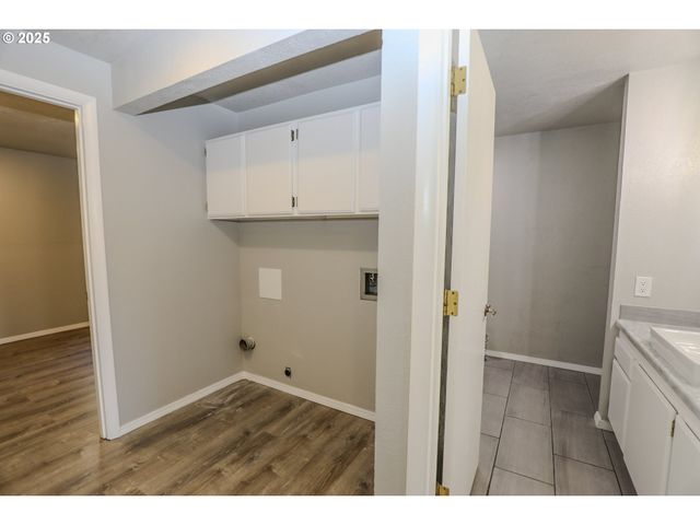 11 Nw MOUNTAIN VIEW Dr, Roseburg, OR 97471