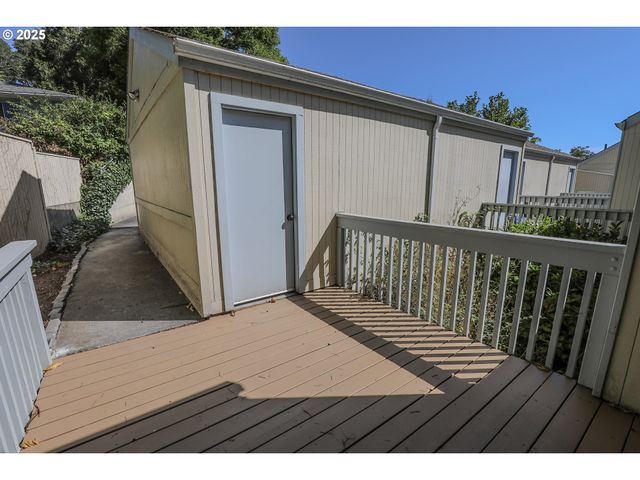 11 Nw MOUNTAIN VIEW Dr, Roseburg, OR 97471