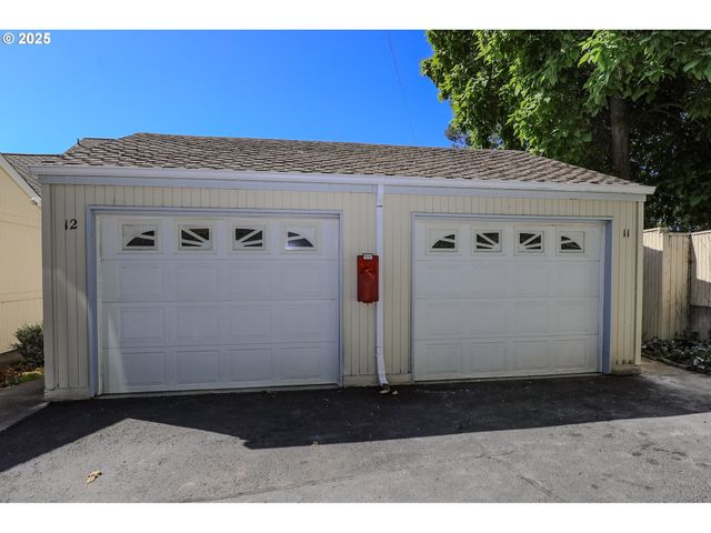 11 Nw MOUNTAIN VIEW Dr, Roseburg, OR 97471