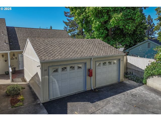 11 Nw MOUNTAIN VIEW Dr, Roseburg, OR 97471