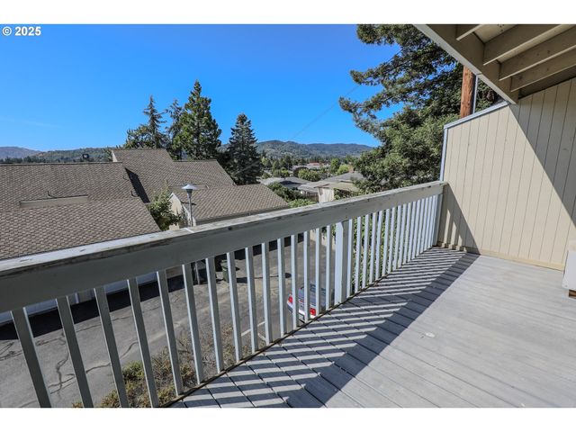 11 Nw MOUNTAIN VIEW Dr, Roseburg, OR 97471