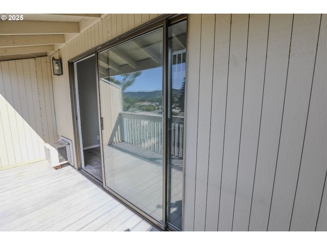 11 Nw MOUNTAIN VIEW Dr, Roseburg, OR 97471