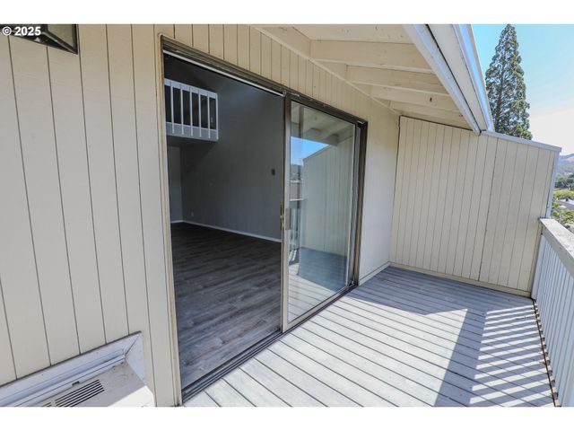 11 Nw MOUNTAIN VIEW Dr, Roseburg, OR 97471