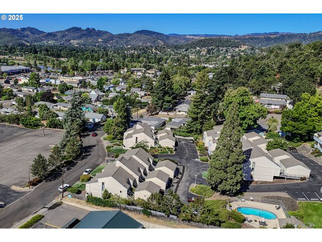 11 Nw MOUNTAIN VIEW Dr, Roseburg, OR 97471
