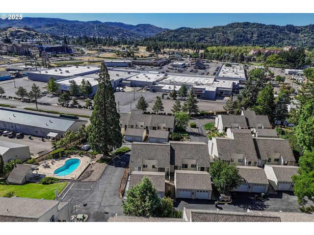 11 Nw MOUNTAIN VIEW Dr, Roseburg, OR 97471