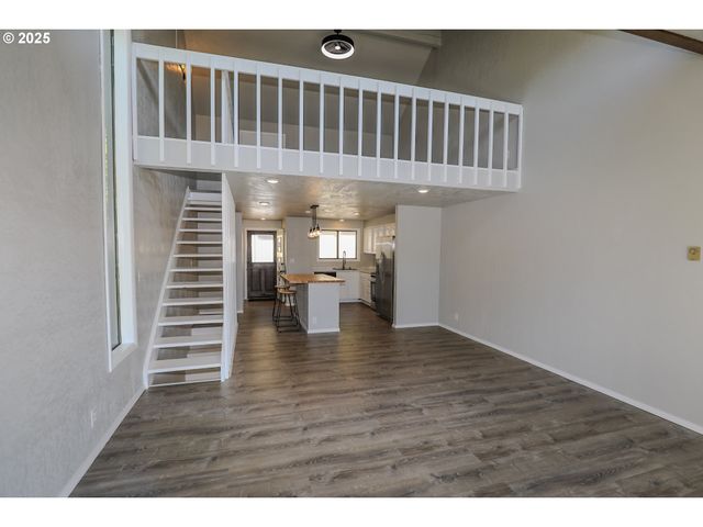 11 Nw MOUNTAIN VIEW Dr, Roseburg, OR 97471