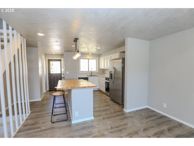 11 Nw MOUNTAIN VIEW Dr, Roseburg, OR 97471