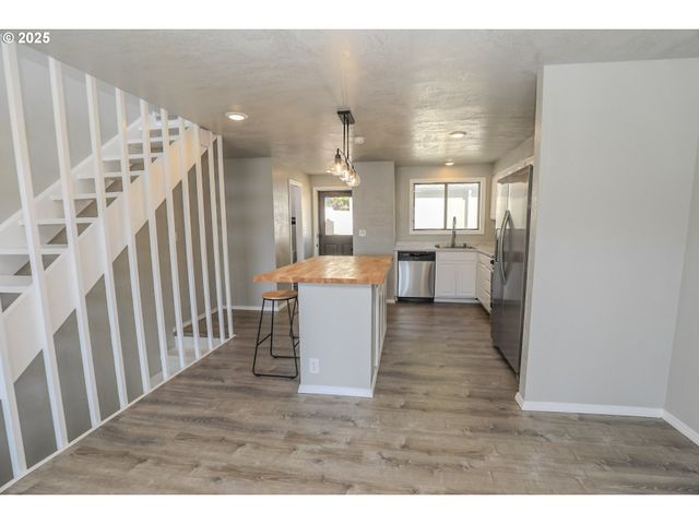 11 Nw MOUNTAIN VIEW Dr, Roseburg, OR 97471