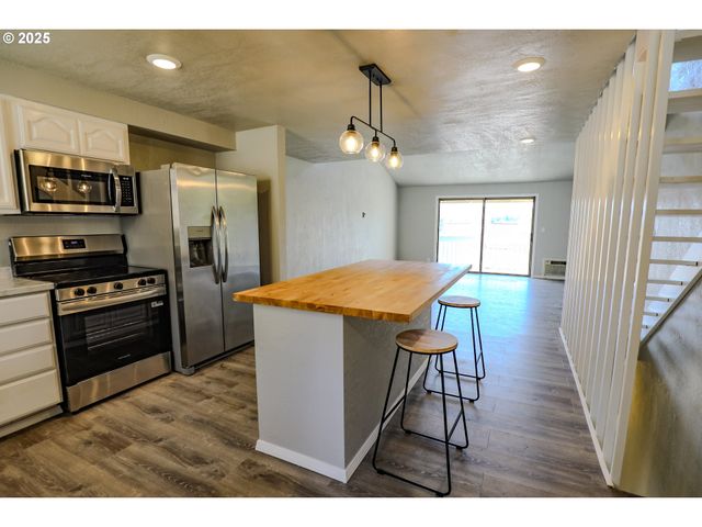 11 Nw MOUNTAIN VIEW Dr, Roseburg, OR 97471