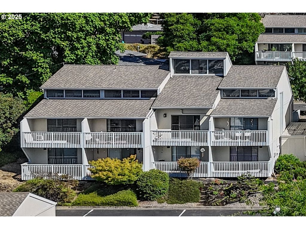 11 Nw MOUNTAIN VIEW Dr, Roseburg, OR 97471