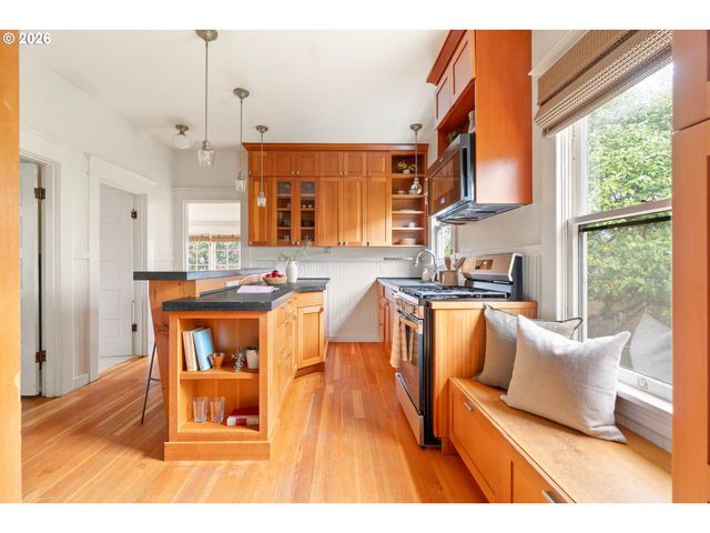 1020 Ne SUMNER St, Portland, OR 97211