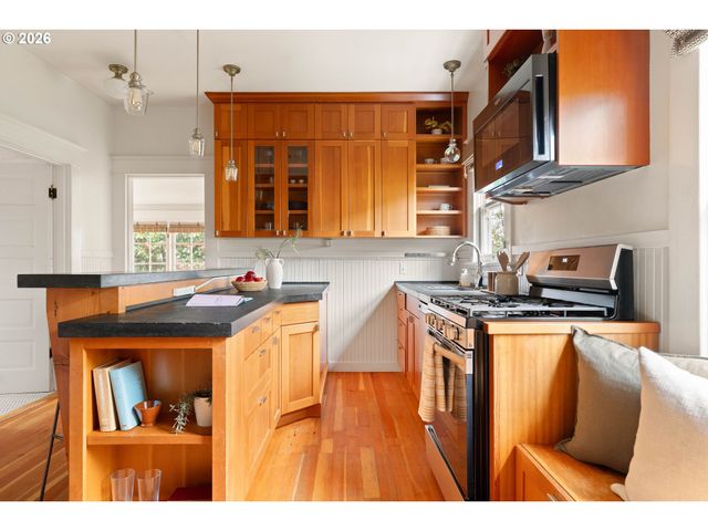 1020 Ne SUMNER St, Portland, OR 97211