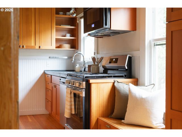 1020 Ne SUMNER St, Portland, OR 97211